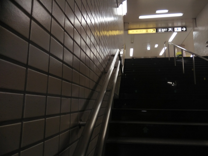 檔案:本八幡站樓梯左側通行.jpg